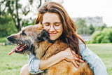 Alter-hund-vorurteile-kuscheln-liebe.jpg