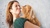 Hundehalter küssen ihren Hund öfter als ihren Partner